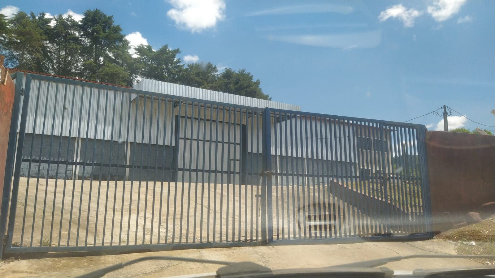 Fachada do galpão industrial para alugar em Cambuí